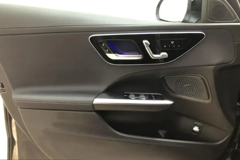 Mercedes-Benz C 300 (Clasa C) din 2024 cu 5.563 km - oferta MER202933 - foto 16