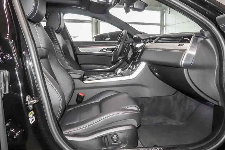 Jaguar XF din 2024 cu 10.660 km - oferta JAG202943 - foto 4