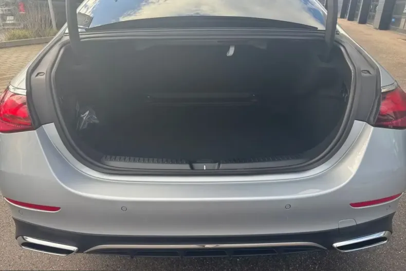 Mercedes-Benz E 200 (Clasa E) din 2025 cu 4.726 km - oferta MER202994 - foto 12