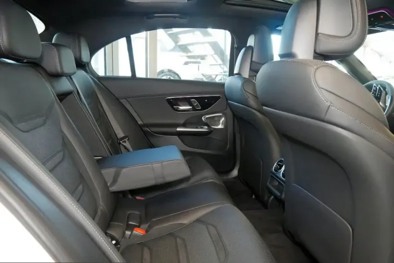 Mercedes-Benz C 63 AMG (Clasa C) din 2024 cu 4.400 km - oferta MER203128 - foto 9