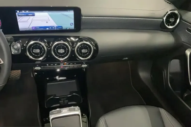 Mercedes-Benz CLA 180 (Clasa CLA) din 2025 cu 5.464 km - oferta MER203143 - foto 8