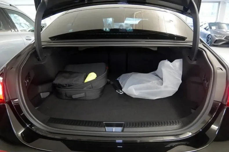 Mercedes-Benz E 300 (Clasa E) din 2025 cu 9.892 km - oferta MER203235 - foto 9