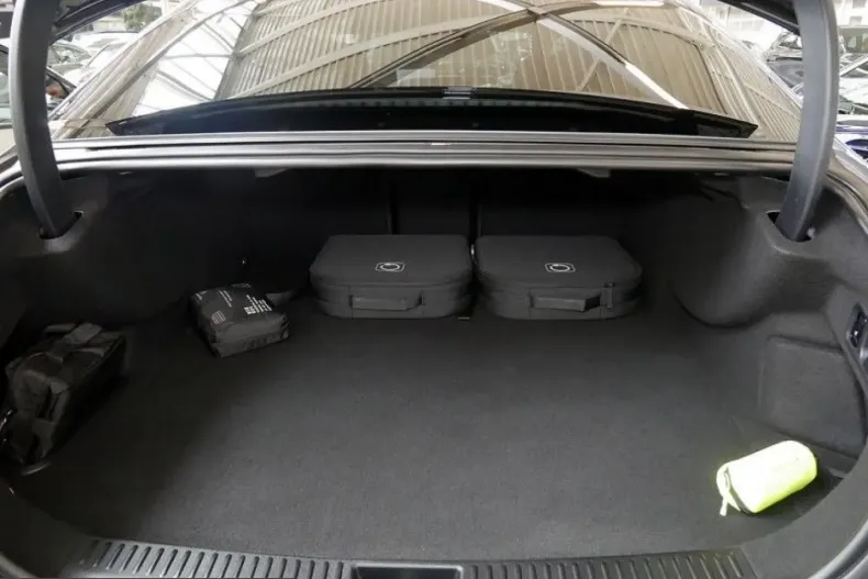 Mercedes-Benz E 300 (Clasa E) din 2025 cu 12.000 km - oferta MER203236 - foto 10