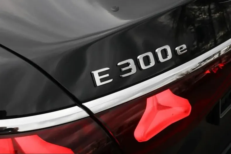 Mercedes-Benz E 300 (Clasa E) din 2025 cu 6.403 km - oferta MER203244 - foto 10