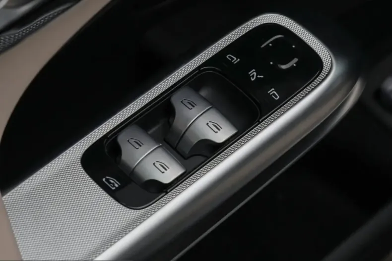 Mercedes-Benz E 300 (Clasa E) din 2025 cu 6.403 km - oferta MER203244 - foto 12