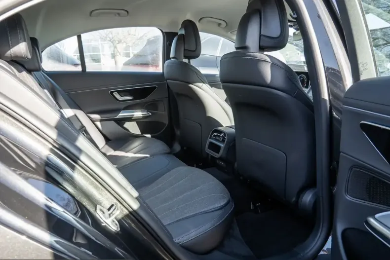 Mercedes-Benz E 300 (Clasa E) din 2025 cu 8.126 km - oferta MER203254 - foto 4