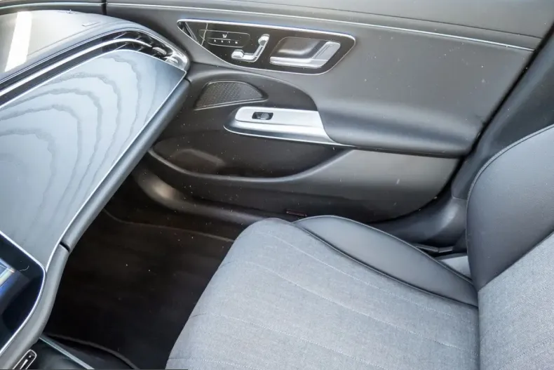 Mercedes-Benz E 300 (Clasa E) din 2025 cu 8.126 km - oferta MER203254 - foto 13