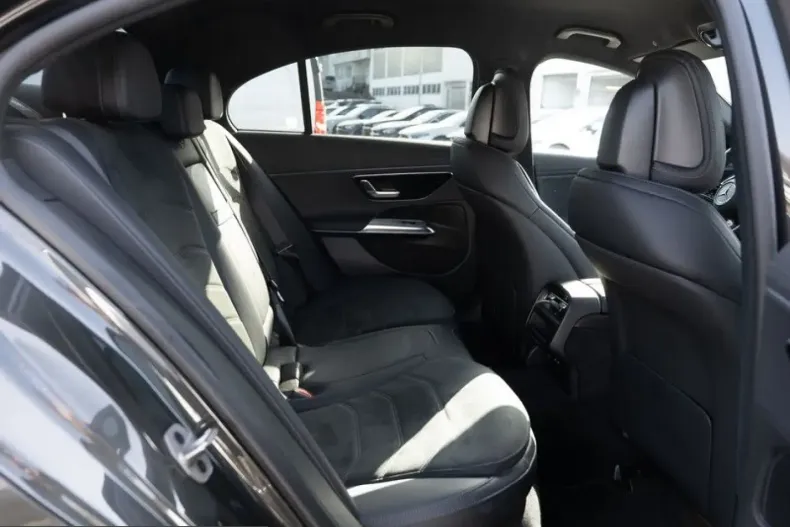 Mercedes-Benz E 300 (Clasa E) din 2024 cu 12.300 km - oferta MER203255 - foto 4