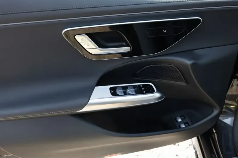 Mercedes-Benz E 300 (Clasa E) din 2024 cu 12.300 km - oferta MER203255 - foto 19