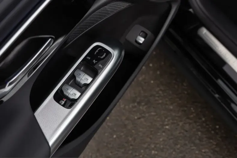 Mercedes-Benz E 300 (Clasa E) din 2025 cu 15.471 km - oferta MER203258 - foto 18