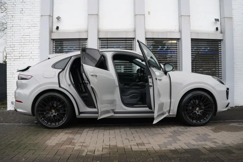 Porsche Cayenne din 2023 cu 34.000 km - oferta POR203372 - foto 1