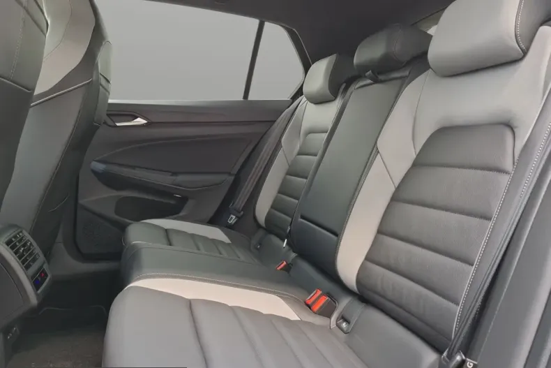 Volkswagen Golf din 2024 cu 10.983 km - oferta VOL203520 - foto 12