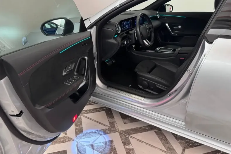 Mercedes-Benz CLA 200 (Clasa CLA) din 2024 cu 15.800 km - oferta MER203578 - foto 6