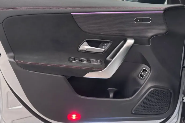 Mercedes-Benz CLA 200 (Clasa CLA) din 2024 cu 15.800 km - oferta MER203578 - foto 10