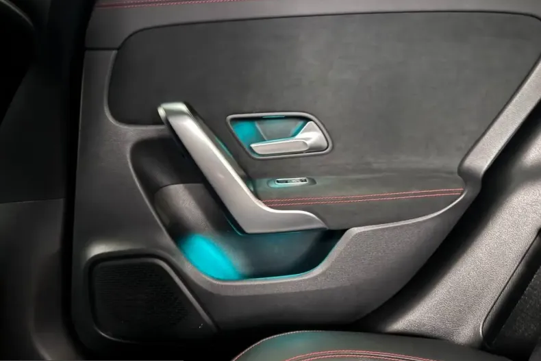 Mercedes-Benz CLA 200 (Clasa CLA) din 2024 cu 15.800 km - oferta MER203578 - foto 29