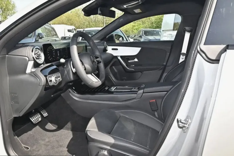 Mercedes-Benz CLA 250 Shooting Brake (Clasa CLA) din 2025 cu 9.900 km - oferta MER203848 - foto 8