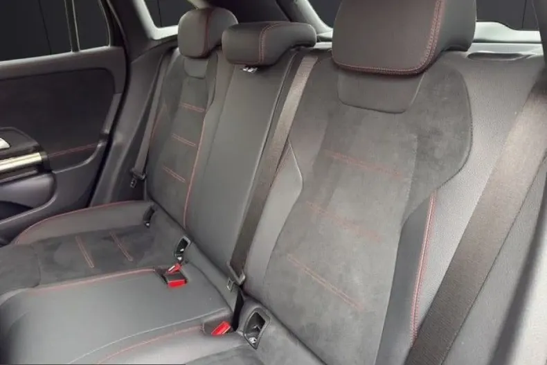 Mercedes-Benz GLA 250 (Clasa GLA) din 2024 cu 33.000 km - oferta MER203851 - foto 13