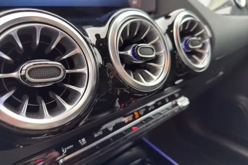 Mercedes-Benz GLA 250 (Clasa GLA) din 2024 cu 33.000 km - oferta MER203851 - foto 25