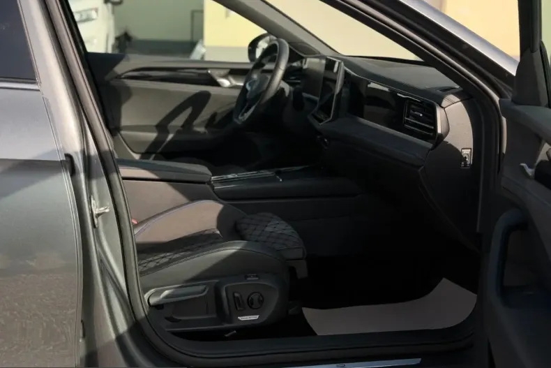 Volkswagen Passat din 2025 cu 49.900 km - oferta VOL203994 - foto 14