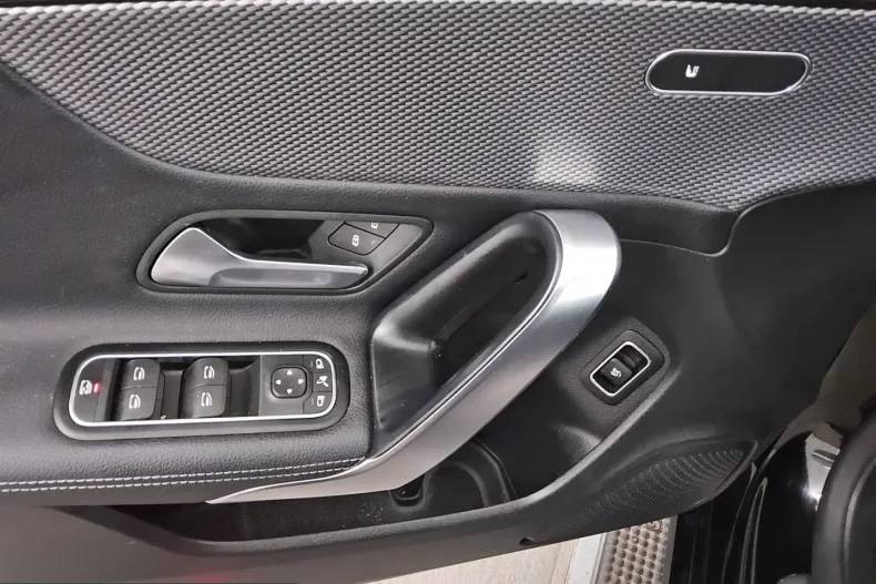 Mercedes-Benz CLA 200 (Clasa CLA) din 2022 cu 51.222 km - oferta MER204236 - foto 10