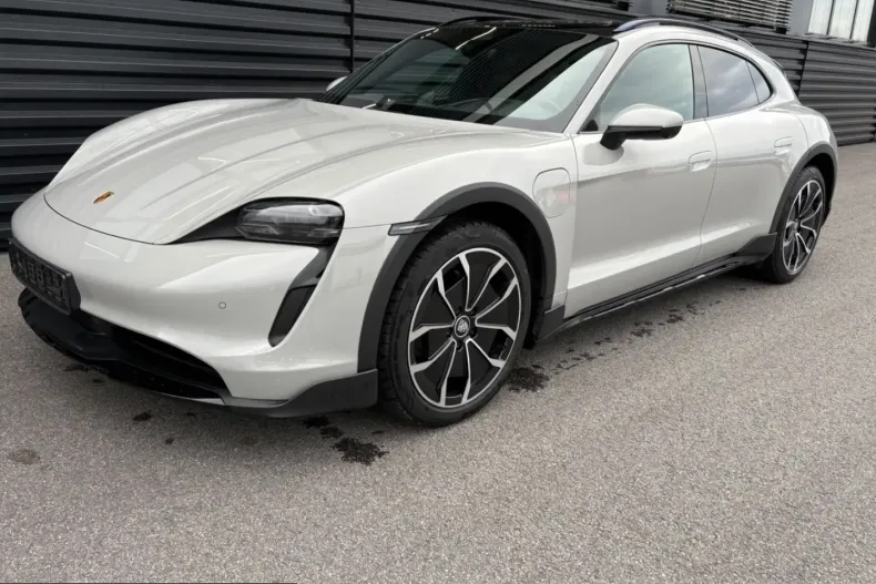 Porsche Taycan din 2021 cu 42.970 km - oferta POR204252 - foto 4