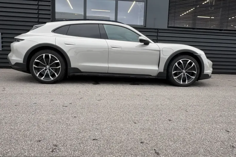 Porsche Taycan din 2021 cu 42.970 km - oferta POR204252 - foto 6