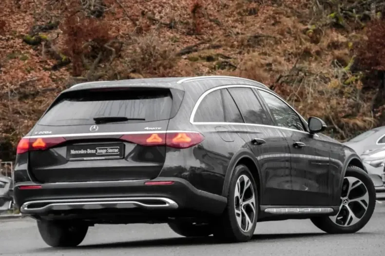 Mercedes-Benz E 220 (Clasa E) din 2024 cu 24.307 km - oferta MER204263 - foto 2