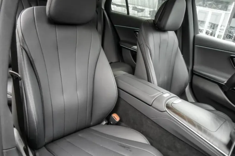 Mercedes-Benz E 220 (Clasa E) din 2024 cu 24.307 km - oferta MER204263 - foto 6