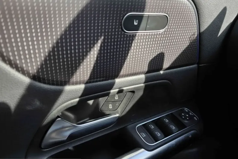 Mercedes-Benz GLA 250 (Clasa GLA) din 2023 cu 33.076 km - oferta MER204301 - foto 13