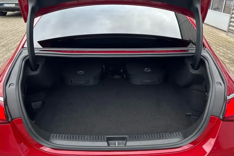 Mercedes-Benz E 300 (Clasa E) din 2025 cu 12.112 km - oferta MER204322 - foto 12