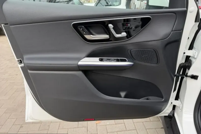 Mercedes-Benz GLC 300 (Clasa GLC) din 2025 cu 4.563 km - oferta MER204389 - foto 7