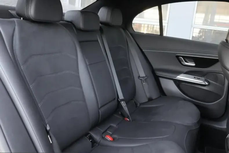 Mercedes-Benz E 200 (Clasa E) din 2024 cu 20.717 km - oferta MER204705 - foto 4