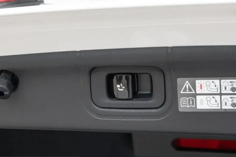 Mercedes-Benz C 180 (Clasa C) din 2025 cu 4.970 km - oferta MER204786 - foto 14