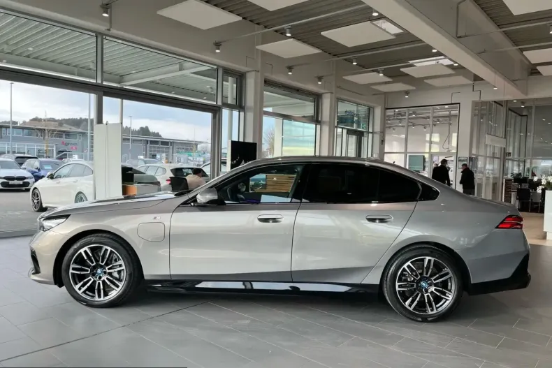 BMW 550 (Seria 5) din 2024 cu 26.532 km - oferta BMW204844 - foto 2