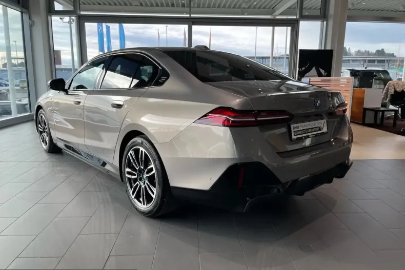 BMW 550 (Seria 5) din 2024 cu 26.532 km - oferta BMW204844 - foto 3