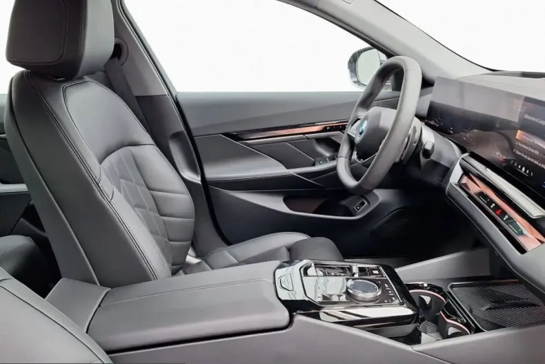 BMW 550 (Seria 5) din 2024 cu 10.141 km - oferta BMW204851 - foto 5