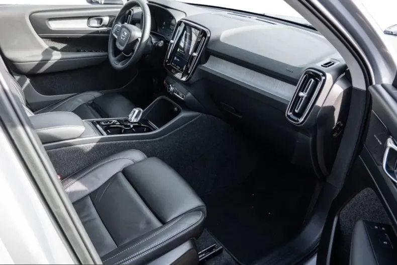 Volvo XC40 din 2023 cu 45.300 km - oferta VOL204906 - foto 4