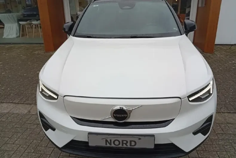 Volvo XC40 din 2022 cu 49.296 km - oferta VOL204912 - foto 2