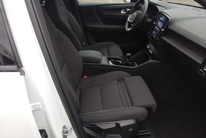 Volvo XC40 din 2022 cu 49.296 km - oferta VOL204912 - foto 20