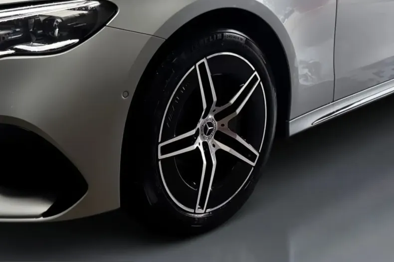 Mercedes-Benz E 300 (Clasa E) din 2023 cu 4.800 km - oferta MER204987 - foto 3