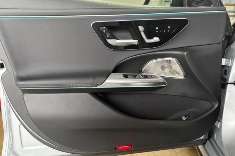 Mercedes-Benz E 300 (Clasa E) din 2023 cu 4.800 km - oferta MER204987 - foto 4