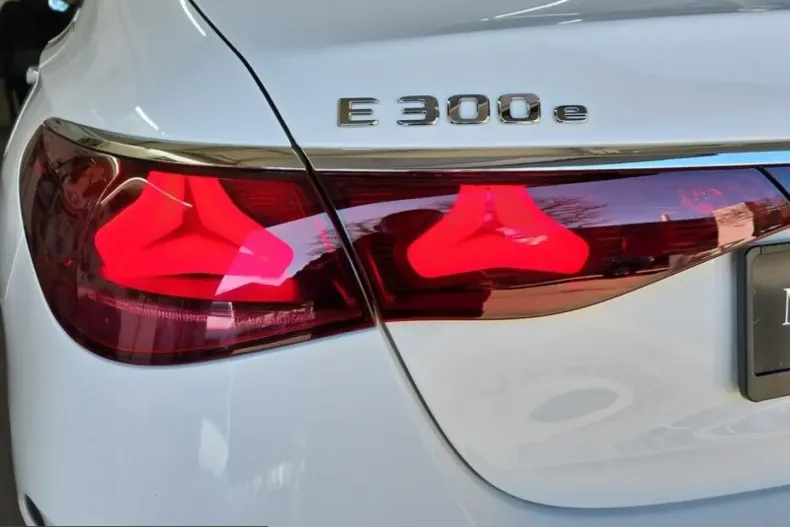 Mercedes-Benz E 300 (Clasa E) din 2024 cu 10.400 km - oferta MER204989 - foto 11