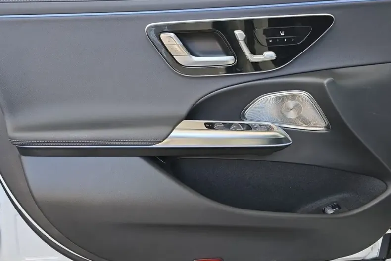 Mercedes-Benz E 300 (Clasa E) din 2024 cu 10.400 km - oferta MER204989 - foto 19