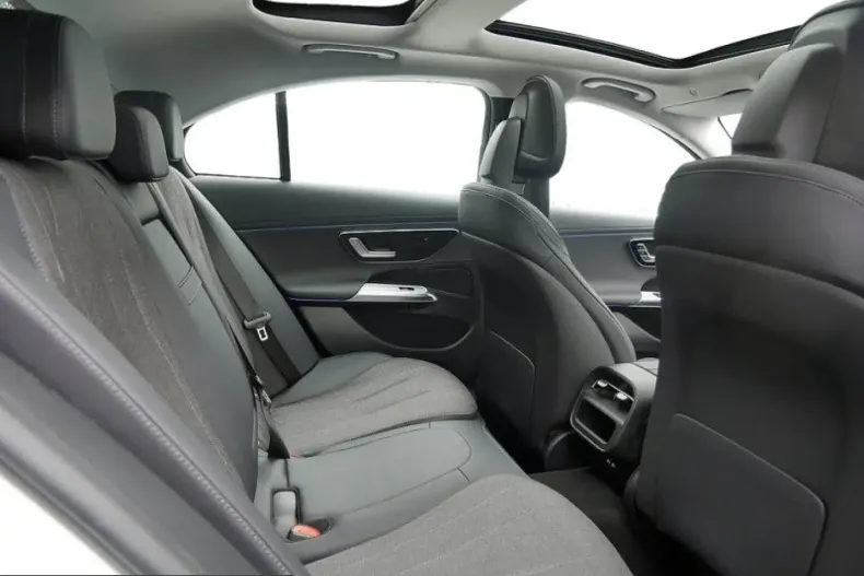 Mercedes-Benz E 400 (Clasa E) din 2025 cu 34.976 km - oferta MER204990 - foto 6