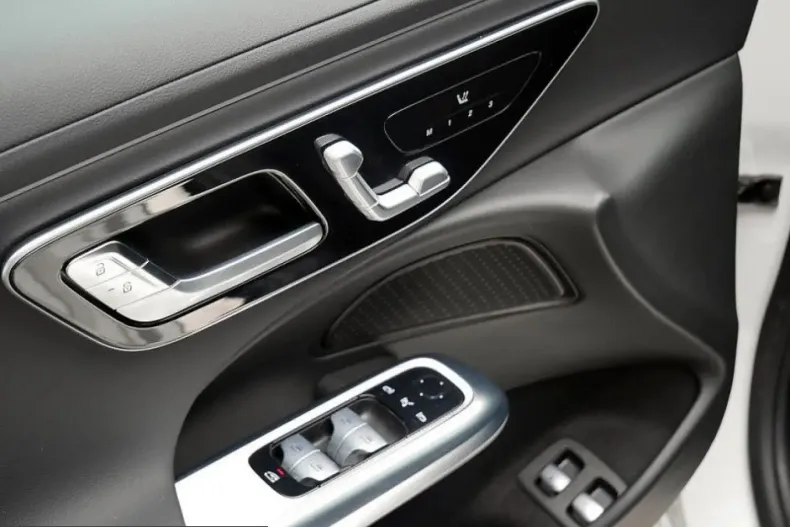 Mercedes-Benz E 400 (Clasa E) din 2025 cu 34.976 km - oferta MER204990 - foto 14