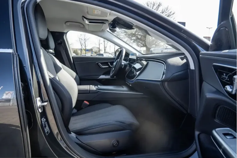 Mercedes-Benz E 300 (Clasa E) din 2025 cu 7.335 km - oferta MER205026 - foto 2