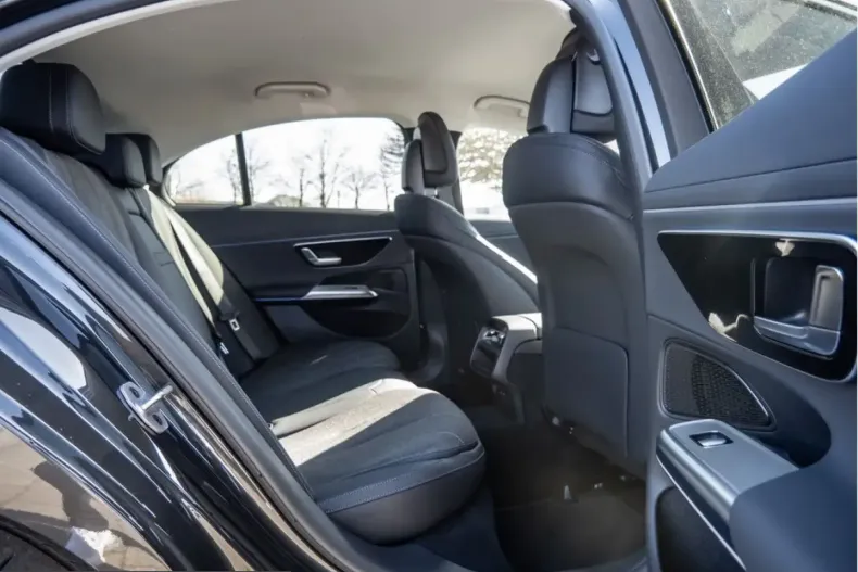 Mercedes-Benz E 300 (Clasa E) din 2025 cu 7.335 km - oferta MER205026 - foto 4