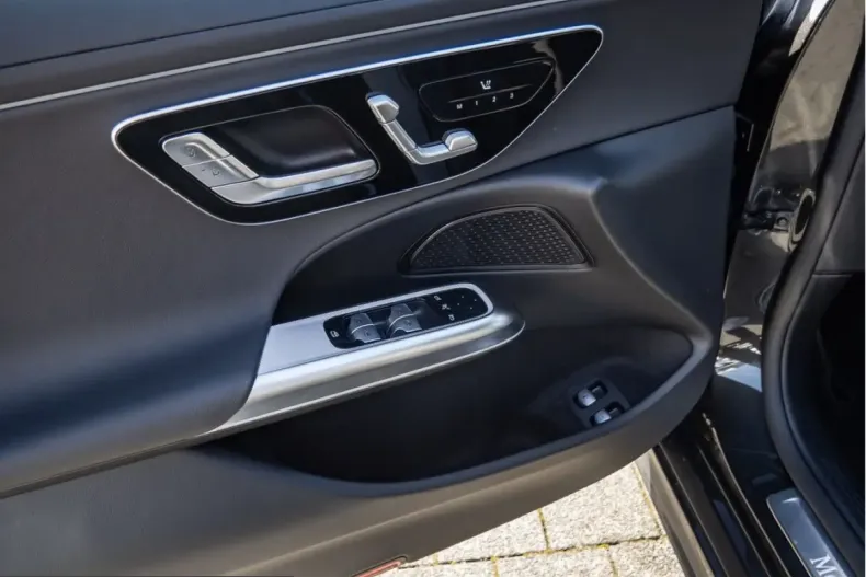 Mercedes-Benz E 300 (Clasa E) din 2025 cu 7.335 km - oferta MER205026 - foto 18