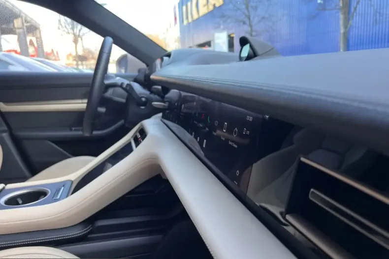 Porsche Taycan din 2023 cu 2.100 km - oferta POR205213 - foto 9