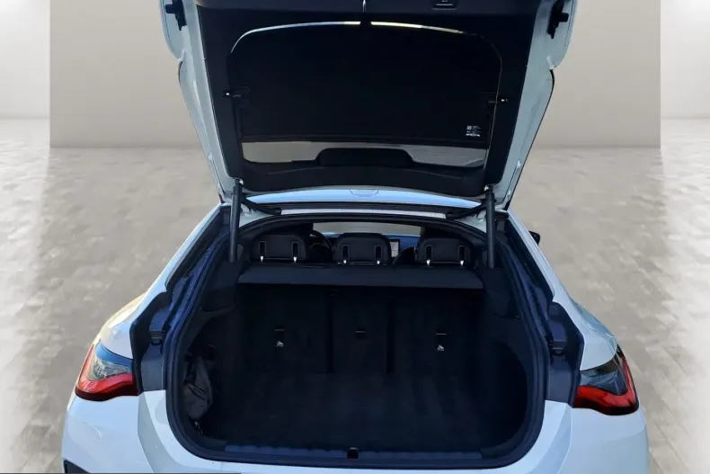 BMW i4 (Seria 4) din 2023 cu 16.528 km - oferta BMW205271 - foto 11